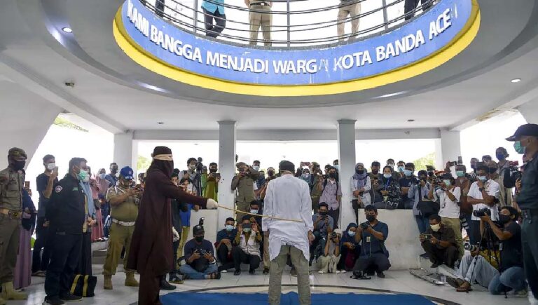 Homossexuais são punidos com 80 chibatadas por manterem relações sexuais na Indonésia