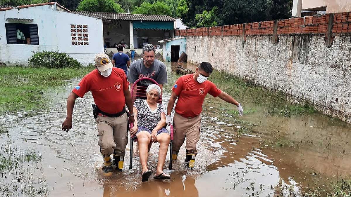 Você está visualizando atualmente Bombeiros seguem com auxílio às famílias afetadas pelas chuvas em Corumbá