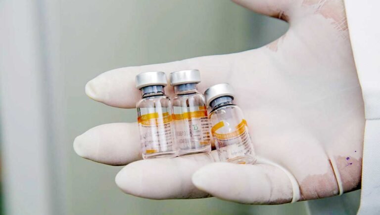 Profissionais da saúde que ainda não foram vacinados podem procurar atendimento nesta sexta-feira