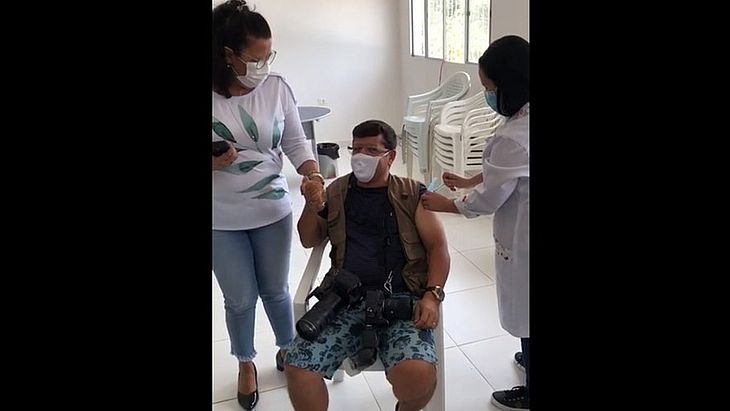 Em Pernambuco e Sergipe Prefeito, secretária de Saúde e até fotógrafo furam fila da vacinação