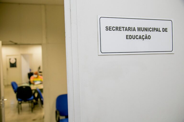 Prefeitura de Corumbá abre apuração sobre denúncia de manifestação política por professor da rede municipal.