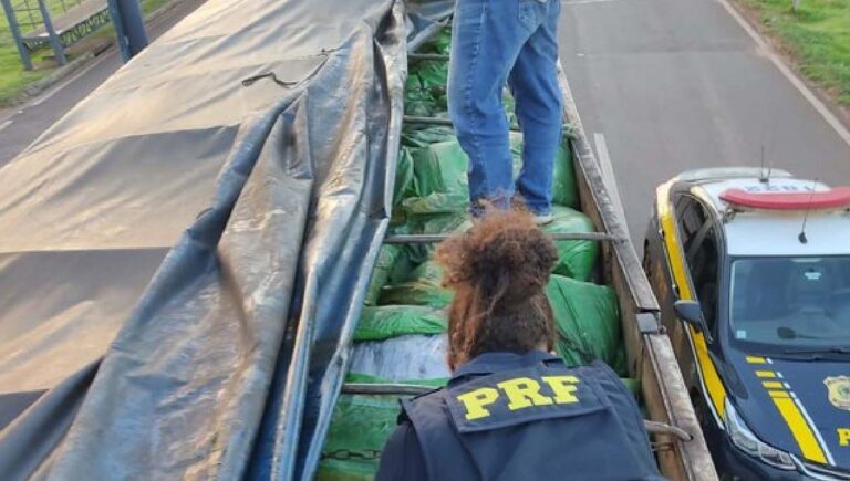 PRF apreende 50 mil peças de vestuário em meio a carga de adubo na BR-163