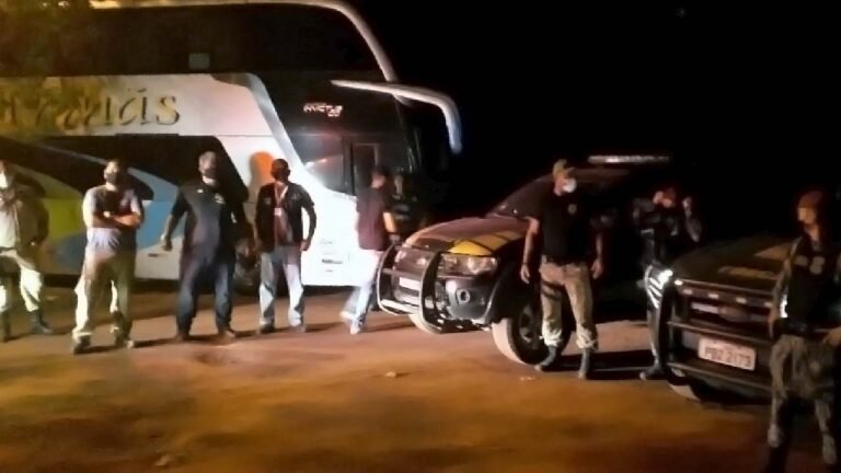 Ônibus que fazia desembarque irregular de estrangeiros é apreendido em Corumbá