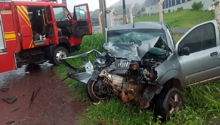 Adolescente morre após colisão entre carro e caminhonete na BR-262