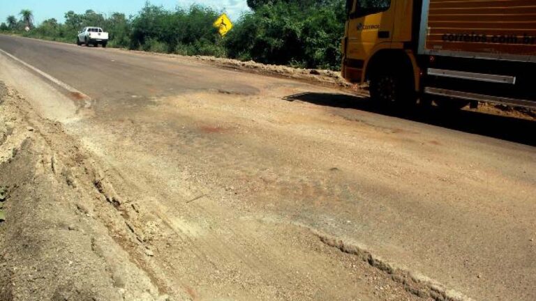 Transporte de cargas danifica asfalto na BR-262 e compromete segurança de motoristas