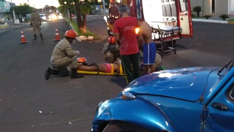 Duas pessoas ficam feridas em acidente entre carro e moto no Universitário