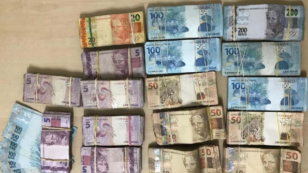 Mulher é flagrada pela PRF quando seguia para Corumbá com mais de R$ 80 mil em bagagem 2 dinheiro em mala