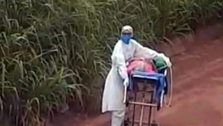 enfermeira empurra maca