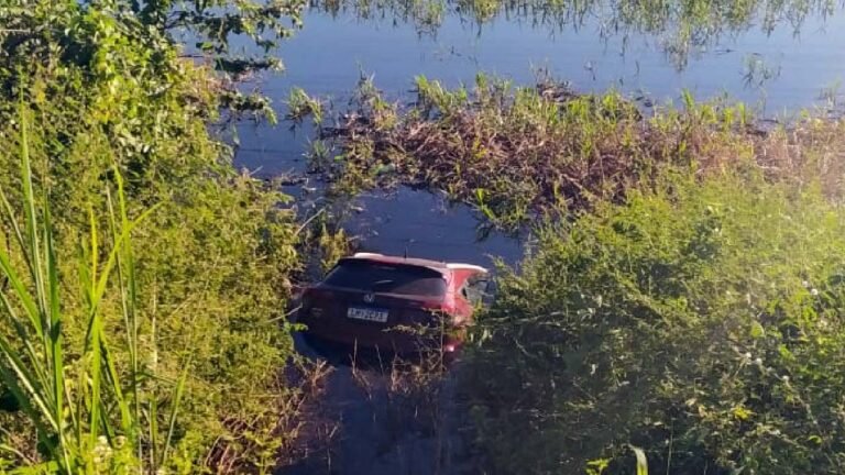 Motorista foge de abordagem e cai com carro em terreno alagado às margens da BR-262