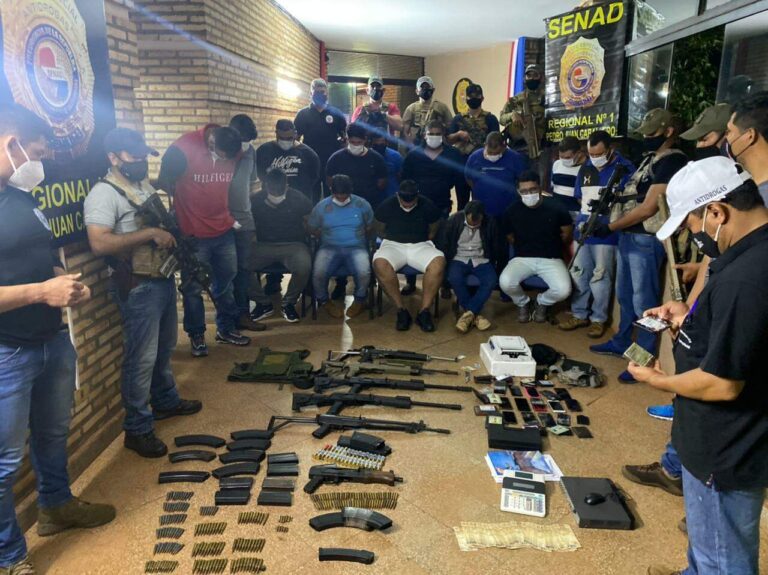 Polícia acaba com reunião do PCC na fronteira e 14 são presos com fuzis