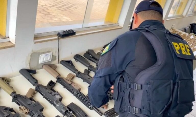 Em abordagem a veículo PRF apreende fuzis, pistolas e munições
