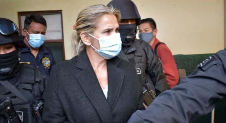 Ex-presidente da Bolívia é presa acusada de terrorismo e conspiração