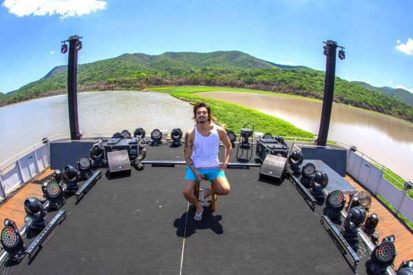 Escolas da REME receberão 1,3 mil caixas de alimentos arrecadados em live de Luan Santana