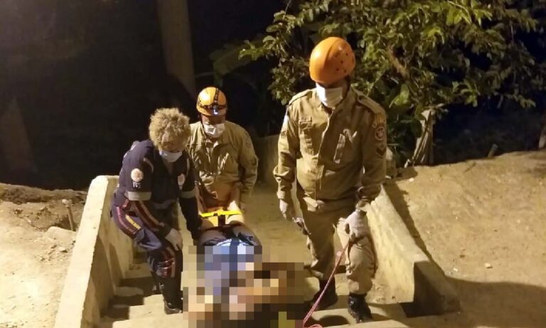 Mulher é socorrida pelos Bombeiros após ser empurrada de escada pelo companheiro