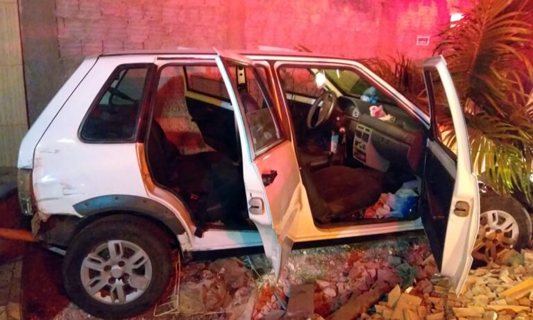 Bombeiros socorrem vítimas de acidente de trânsito no Padre Ernesto Sassida