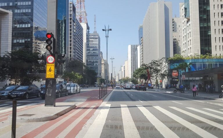 Nova lei de trânsito permite motorista “furar” o sinal vermelho (e sem cometer infração)