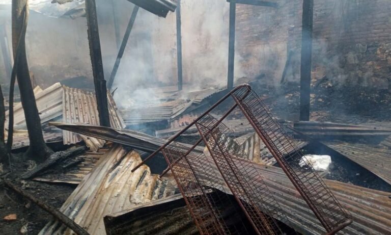 Bombeiros combatem incêndio em imóvel comercial desativado no centro