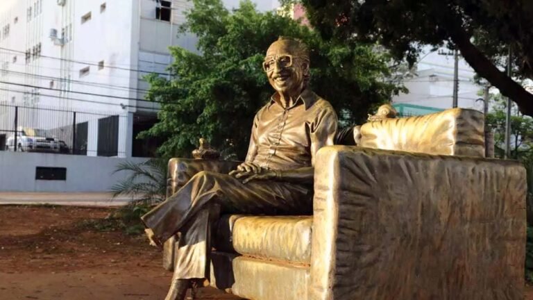 Fundação de Cultura registra boletim contra vandalismo em estátua de Manoel de Barros