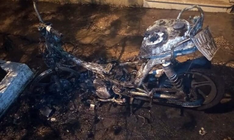 Motocicleta é incendiada na região central de Corumbá