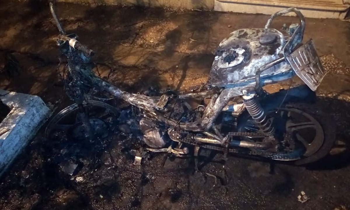 Você está visualizando atualmente Motocicleta é incendiada na região central de Corumbá