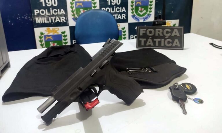 Flagrados com arma de fogo, cinco são detidos e encaminhados para delegacia