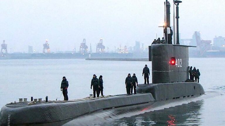 Militares anunciam naufrágio de submarino que desapareceu na Indonésia
