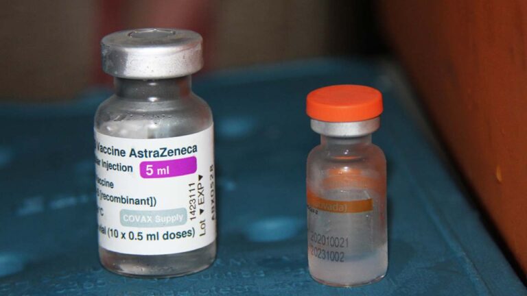 Corumbá aplica 2ª dose da AstraZeneca e CoronaVac nesta segunda