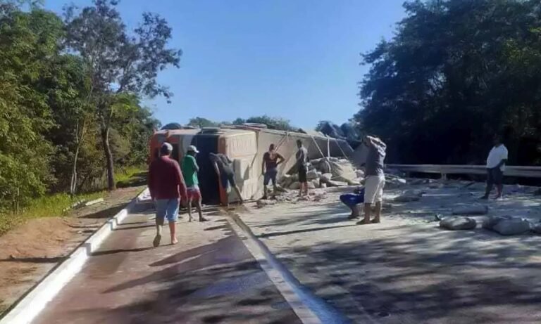 Trânsito na BR-262 tem lentidão após caminhão carregado com cimento tombar na pista