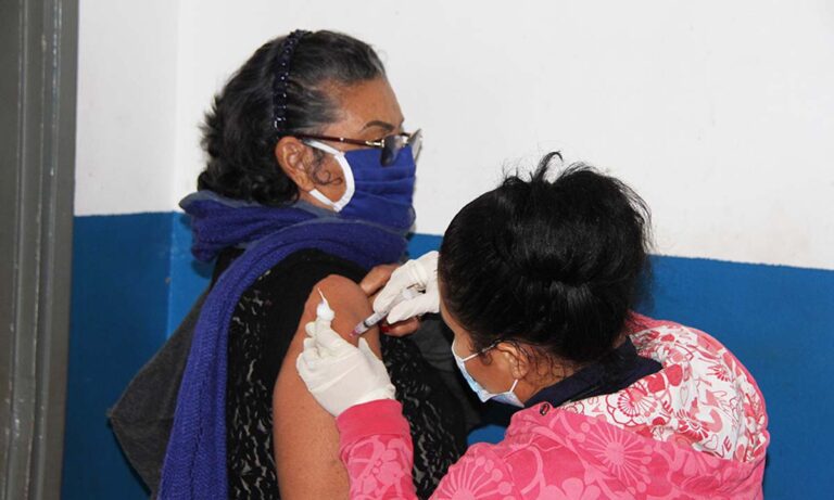 Idosos e professores já podem se vacinar contra H1N1 em Corumbá
