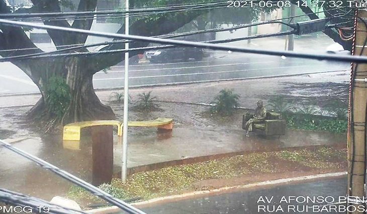 Após vandalismo, escultura de Manoel de Barros já conta com câmera de segurança e aguarda revitalização