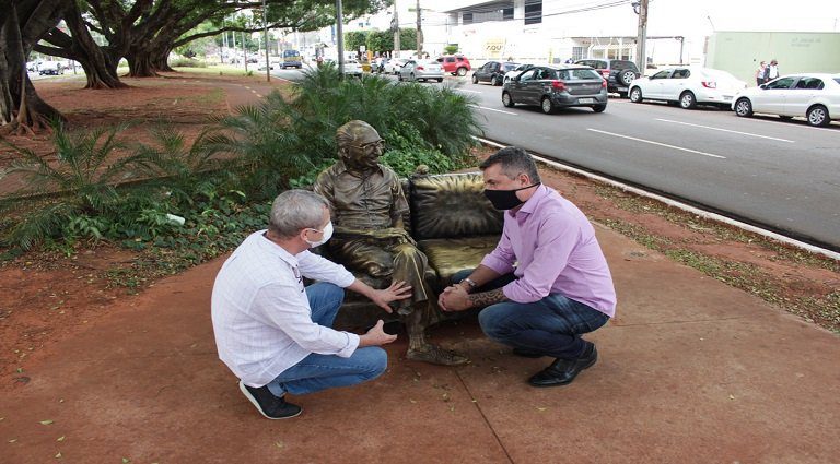 Presidente da FCMS e artista Ique vistoriam estatua de Manoel de Barros