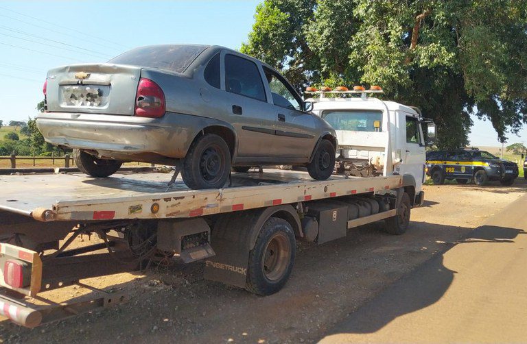 PRF recolhe veículo com mais de 220 multas na BR-262