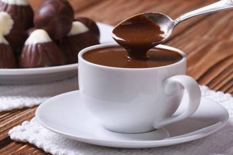 Chocolate quente cremoso com poucos ingredientes