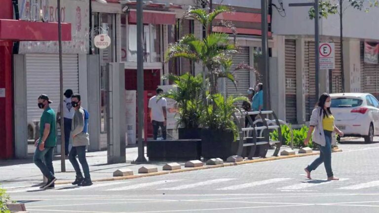 Prefeitura da capital contraria decreto do governo e autoriza abertura do comércio
