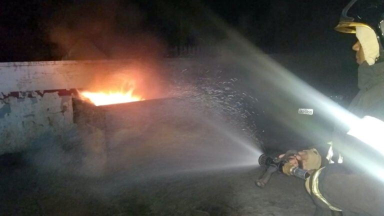 Caçamba pega fogo dentro de concessionária e mobiliza equipe dos Bombeiros