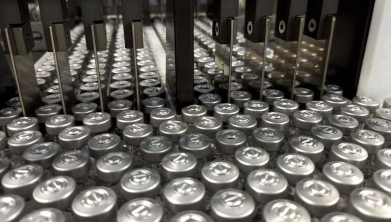 Fiocruz recebe insumos para produção de 6 milhões de doses da vacina contra covid-19