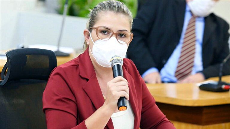 PL prevê distribuição gratuita de absorventes para estudantes e mulheres de baixa renda