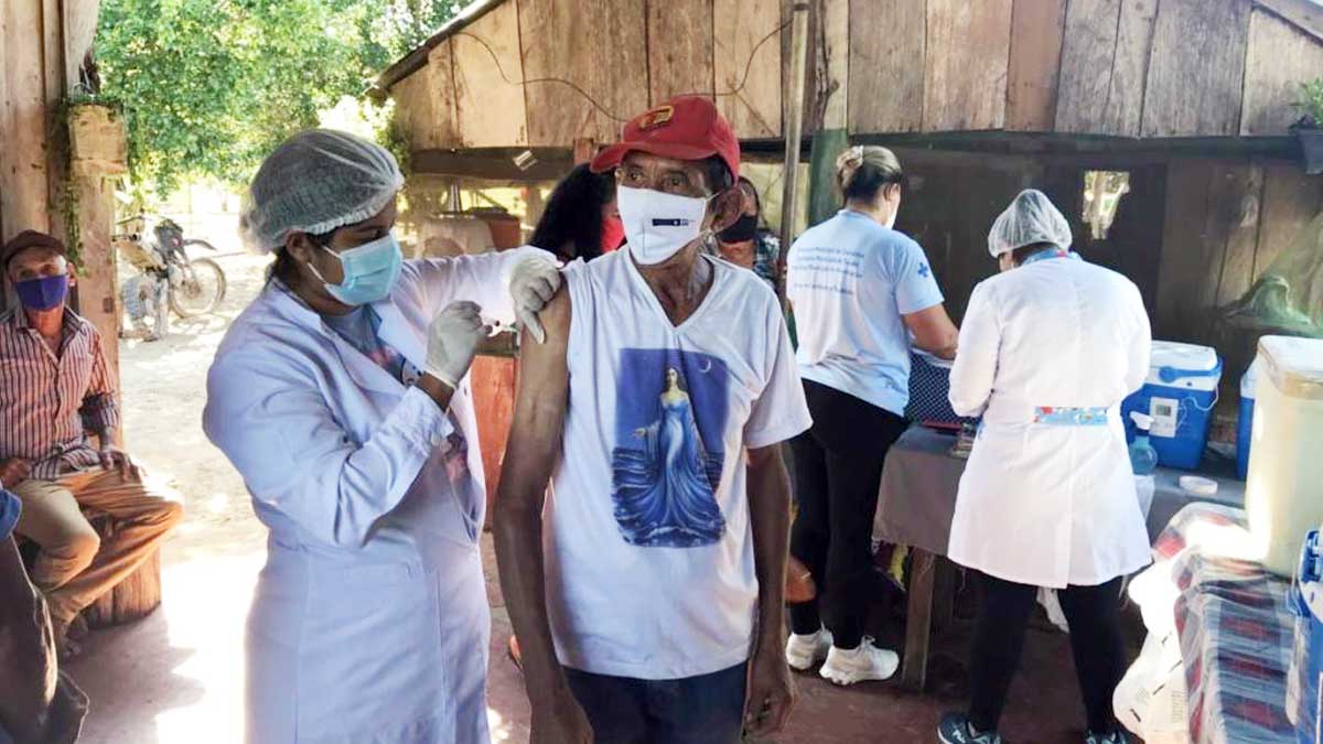 Leia mais sobre o artigo Com apoio do exército moradores do Taquari recebem vacinação contra covid-19