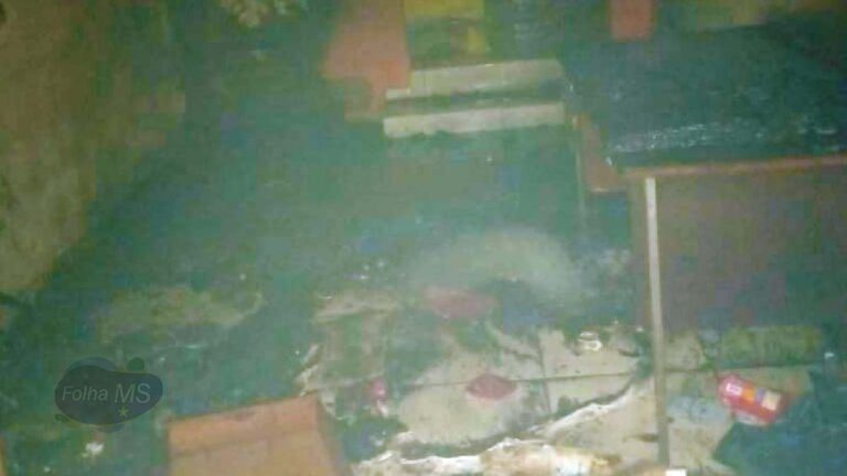 Casa incendiada no loteamento pantanal