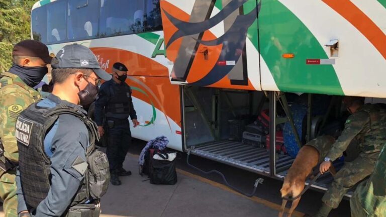 Fiscalização conjunta entre PM e Marinha aborda 253 pessoas e recupera dois veículos