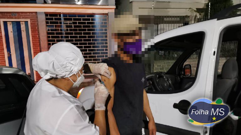 Pessoas em situação de rua são vacinadas contra covid-19 em Corumbá