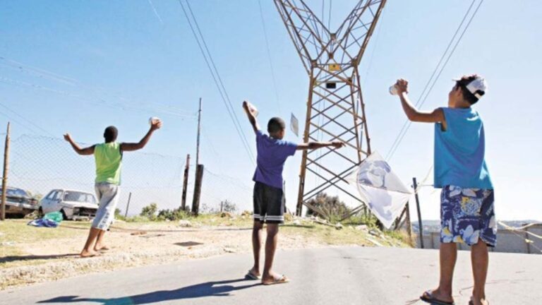 Brincadeira com pipa deixa criança e motociclista feridos em Corumbá