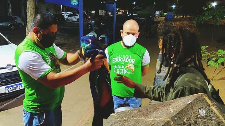 Escola da Autoria JGP entrega agasalhos e alimento a pessoas em situação de rua