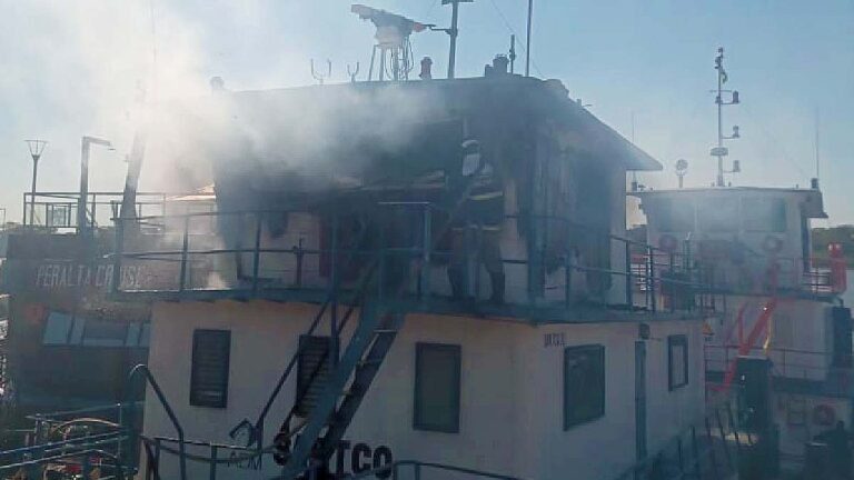 Bombeiros combatem incêndio em embarcação no porto de Ladário
