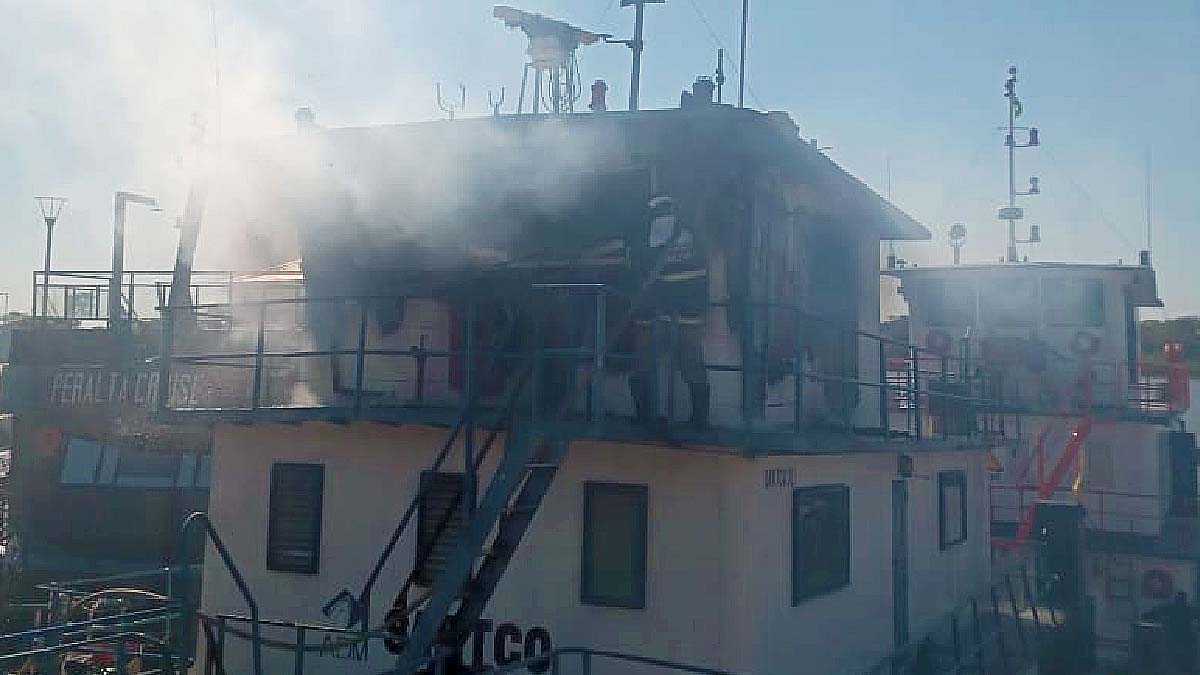 Você está visualizando atualmente Bombeiros combatem incêndio em embarcação no porto de Ladário