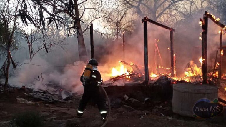 Incêndio destrói casa de madeira no bairro Industrial