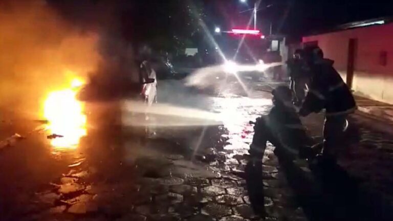 Bombeiros combatem incêndio em veículo no Universitário