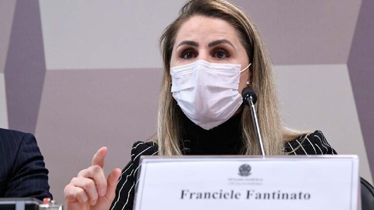 Ex-coordenadora do PNI diz que ‘líder da nação’ prejudicou vacinação