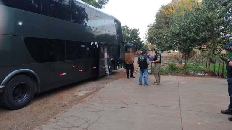 Ônibus são apreendidos por transporte clandestino de passageiros na BR-262