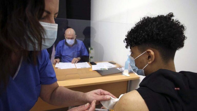 Estado vai pleitear inclusão de adolescentes na vacinação contra covid-19